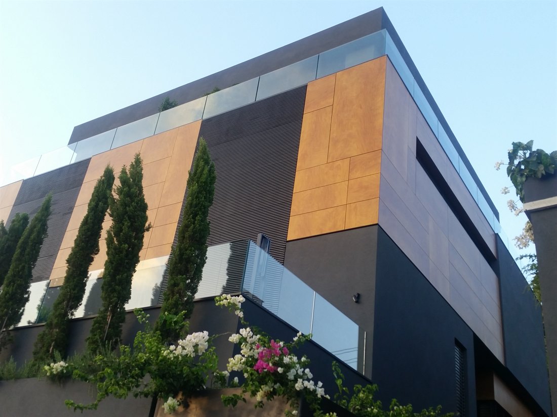 וילה עם מעקה זכוכית מעוצב