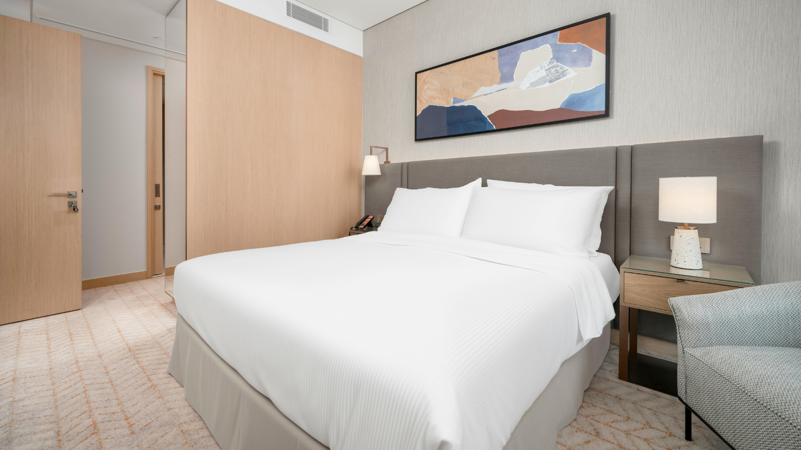 עיצוב חדר שינה כמו בית מלון: איך להרגיש בחופשה כל לילה?